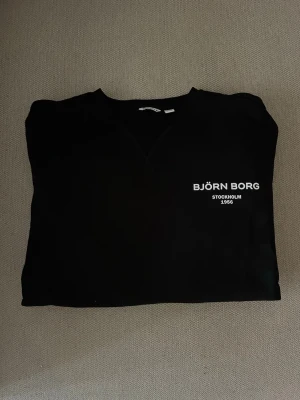 Tjocktröja  - Tjocktröja från BJÖRN BORG. Nypris 549kr. Passar M/L. Köparen står för frakten. Pris kan diskuteras vid snabb affär!