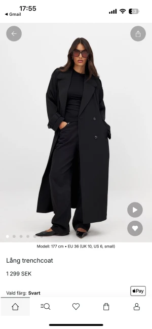 Svart lång trenchcoat med bälte - Svart trenchcoat i lång modell med klassisk krage, knappar framtill och bälte i midjan. Jackan har långa ärmar med snygga spänndetaljer vid mudden och en stilren, loose passform. Ordinariepris 1 299:-, mitt pris 899:- aldrig använt 