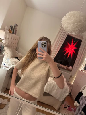 Beige kortärmad stickad tröja - Beige kortärmad stickad tröja. Barnstorlek 146/152 men passar mig som brukar ha xs i tröjor! Pris kan alltid diskuteras 😊