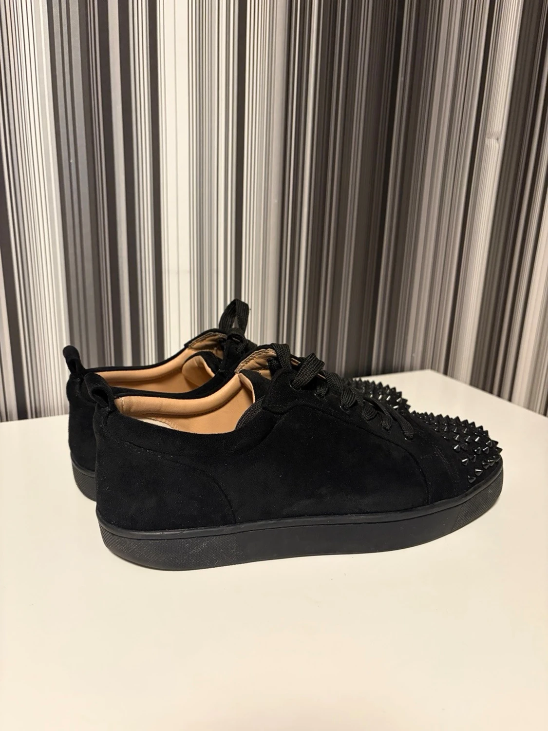 Christian Louboutin svarta sneakers med nitar - 1
