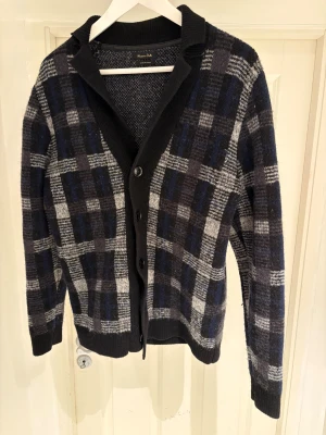 Massimo Dutti kofta/cardigan - En rutig kofta/cardigan från Massimo Dutti. Den är i fint skick. Bör passa om man är mellan 170-180. Skriv vid minsta lilla intresse.