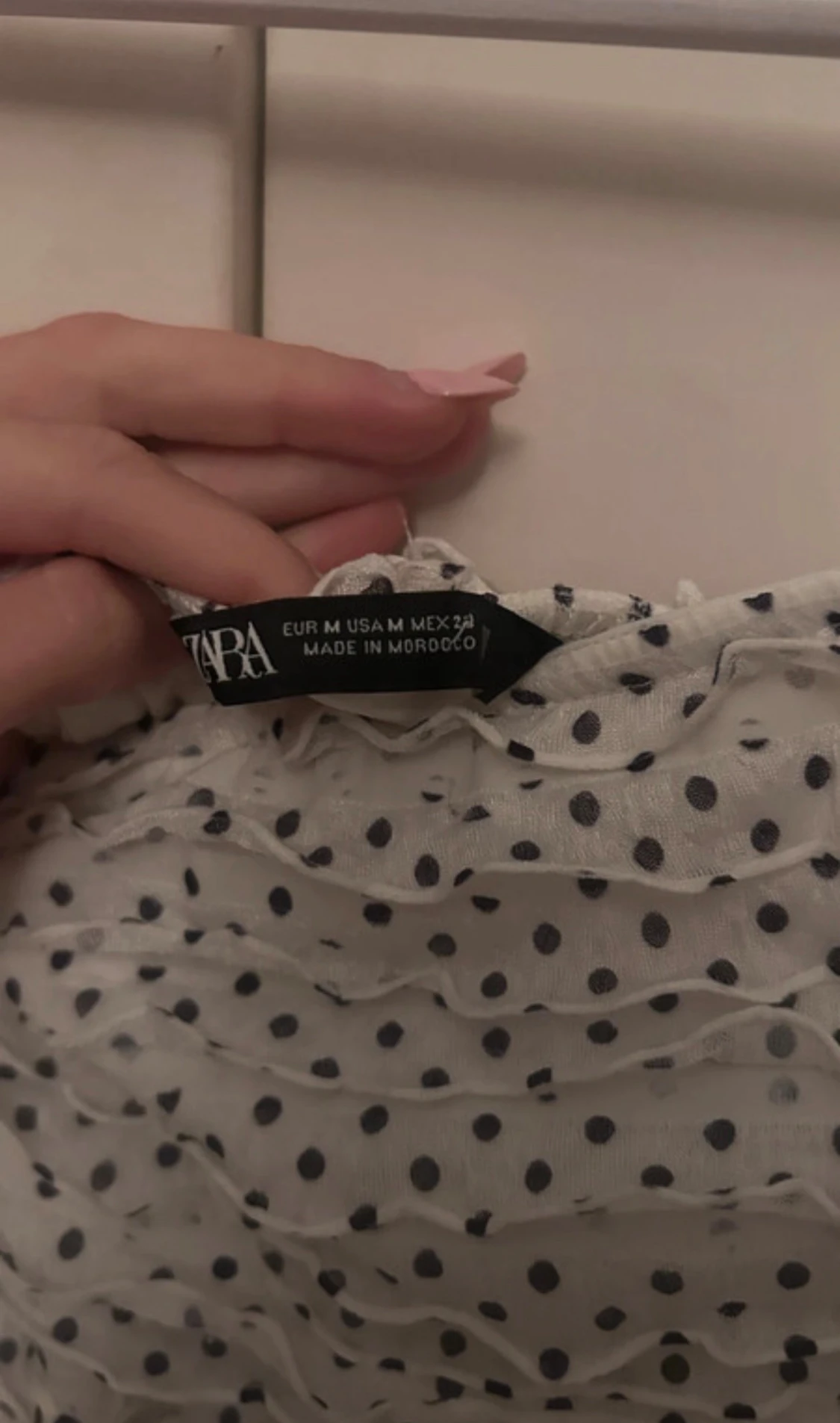 Vit prickig volangklänning - 4