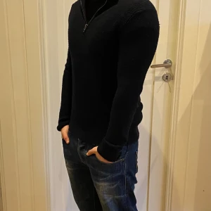 Stickad halfzip - Hej, säljer nu min stickade halfzip från mango. Tröjan är i mycket bra skick! Skriv gärna om ni har några funderingar