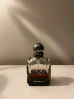Stronger With You Absolutely  - Emporio Armani Stronger With You Absolutely, 5ml sample. Det är en intensiv herrparfym med varma och söta ackord som Vanilj, Trä, Balsamico och Rom. Noterna inkluderar Vanilj, Rom, Kastanj, Cederträ, Lavendel och Elemi. Den har en utmärkt hållbarhet på 8+ timmar och Stark Sillage. Den passar bäst att bäras på Nattid under Vinter och Höst. SignatureScents ger dig priserna: [3ml, 48 kr], [5ml, 80 kr] och [10ml, 160 kr]. 