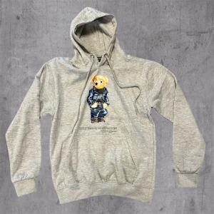 Grå Polo Bear hoodie - Grå polo teddybear Ralph Lauren hoodie 🧸 Storlek M men är mer som S 10/10 skick Pris går att diskutera 🤝 Hör av dig vid frågor eller fler bilder :)