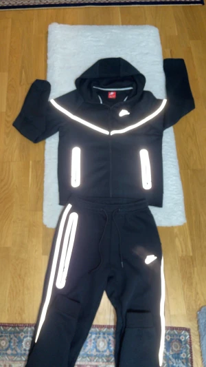 Nike tech Reflective - En helt ny Nike tech reflective den är i storlek M passar även i s, jätte bra kvalité 