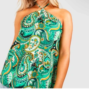 Halterneck-topp - Mönstrad halterneck-topp från Boohoo, helt ny, oanvänd med prislapp och originalförpackning kvar!