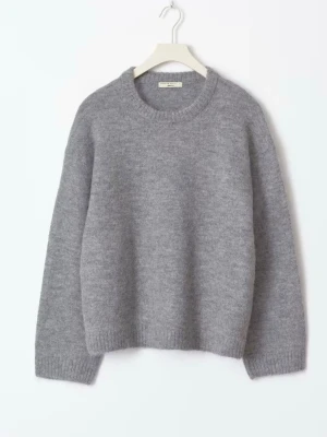 Slutsåld stickad tröja - Mysig grå stickad tröja från Ginatricot som är slutsåld. Storlek M men sitter mer som en S. I superfint skick💕Kan postas omgående och skickar alltid med extra saker vid snabba och enkla affärer🥰