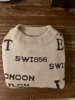 Oversize beige tröja - Oversized beige tjocktröja, väldigt skönt material passar perfekt för S/M. Använd 2 ggr