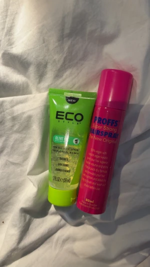Eco Style gel & Proffs hårspray - Eco Style Olive Styling Gel i grön tub, 59 ml, vegansk och alkoholfri för glans och mjukhet. Proffs Super Strong Hairspray i rosa flaska, 80 ml, med vegansk keratin för volym och stadga. Perfekt för att fixa frisyren och ge håret extra shine.