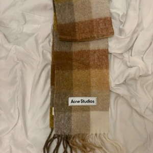 Acne Studios Scarf - Fet acne studios halsduk/scarf som är perfekt nu till vintern! Kvitto finns och den är one size! Den är i ny-skick!
