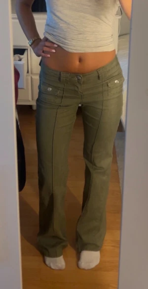 Hm gröna jeans  - Säljer dessa eftertraktade gröna bootcut jeans ifrån hm  Strl 34 Mycket bra skick!