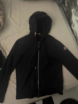 Äkta moncler hoodie - Äkta moncler zip hoodie i storlek M, använd några gånger men är i topp skick, för enbart 1200kr