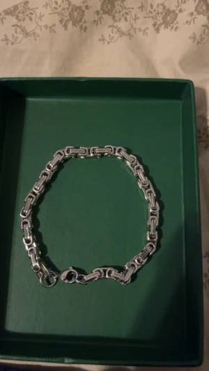 Santin armband - Silver - Halsbandet passar vem som helt till den som vill ha en bra look 