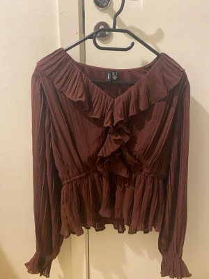 Vin röd tröja  - Vin röd tröja från vermoda har använt 1 gång bra material 