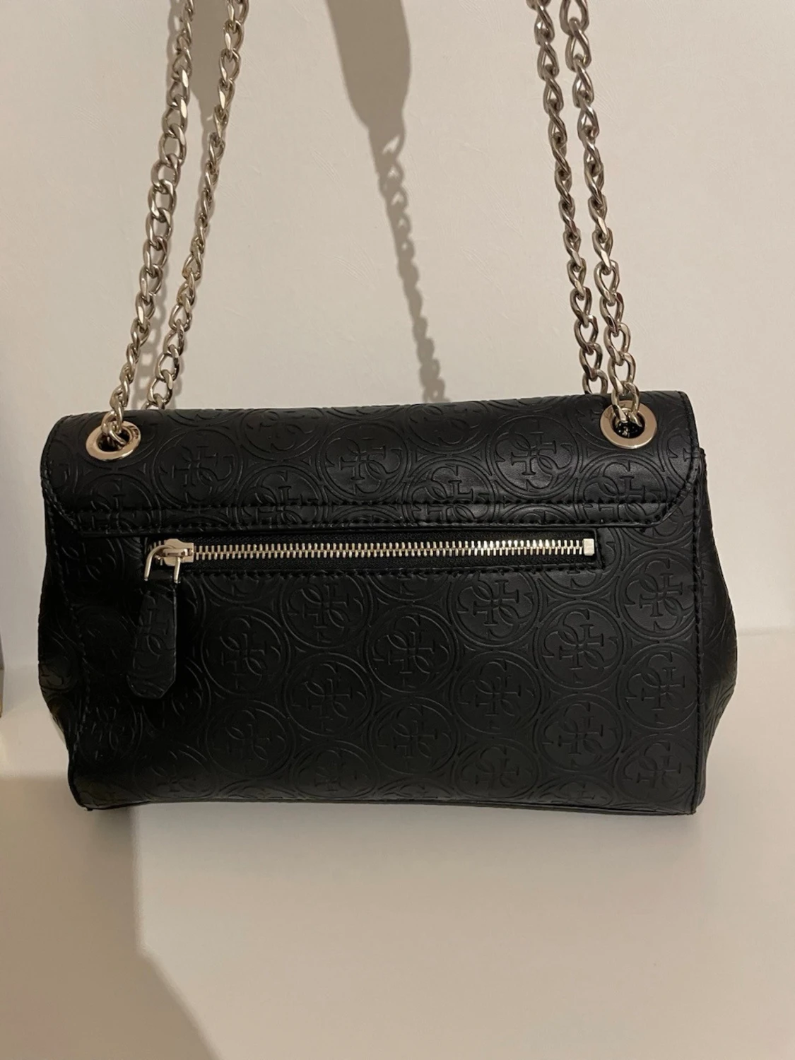 Svart axelväska från Guess - 2