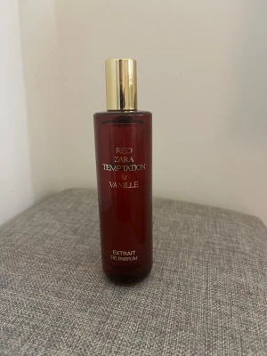 Red Temptation & Vanille Parfym - Red Temptation & Vanille Extrait de Parfum från Zara. Bär på en stilren och lyxig doft som håller hela dagen.