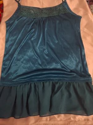 Turkos linnetopp med spets  - Gulligt linne med spets. Aldrig använd💞(mer turkos i verkligheten