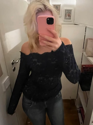 Mörkblå offshoulder spetstopp  - Säljer en mörkblå offshoulder blus i spets med lång ärm. 💗