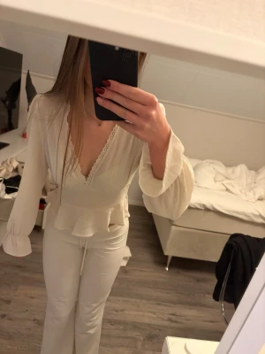 Vit blus  - Supersöt vit blus från Vila som inte kommer till användning längre. 