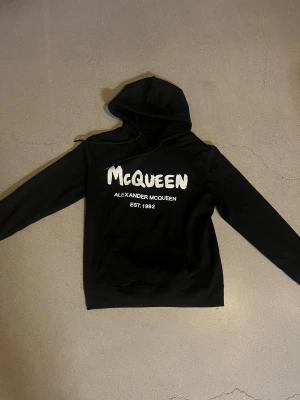 Alexander McQueen - Säljer denna Alexander Maqueen liknanden tröjan för ett bra pris, tröjan är i S för frågor är det bara att höra av sig 