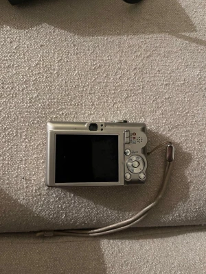 Canon Digital IXUS 55 - Canon Digital IXUS 55 kompaktkamera med 5.0 megapixel och 3x optisk zoom. Tillkommer med originalladdare + kameraväska. Min favorit!! Så många resor med denna kamera verkligen komplimanger från bilderna!! 