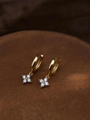 Guld örhängen hoops 18k - Jättefina klassiska örhängen med zirkon stenar, 18k gold plated ✨ helt nya från förpackningen! Skickas med en liten present påse 🎁Erbjuder snabb leverans postar paketet inom 24 timmar