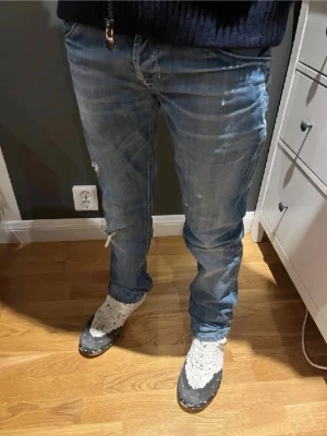Dondup jeans med slitningar  - Säljer dom mina dondup jeans som jag köpte men var för små. Jeansen är använda men i väldigt bra skick, ny pris ligger på 2700-3400kr Det är bara att skriva om du frågor. Priset är inte hugget i sten👍🏻