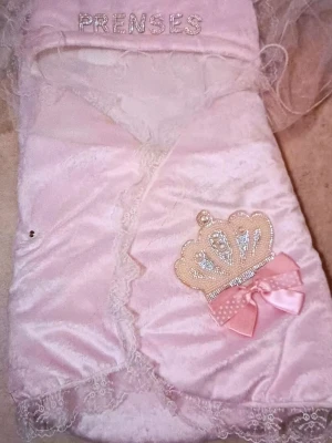 Rosa prinsessväst med krona och rosett - Säljer en fluffig rosa grej till nyfödda vet inte vad de kallas. För mer info kan du höra av dig. 