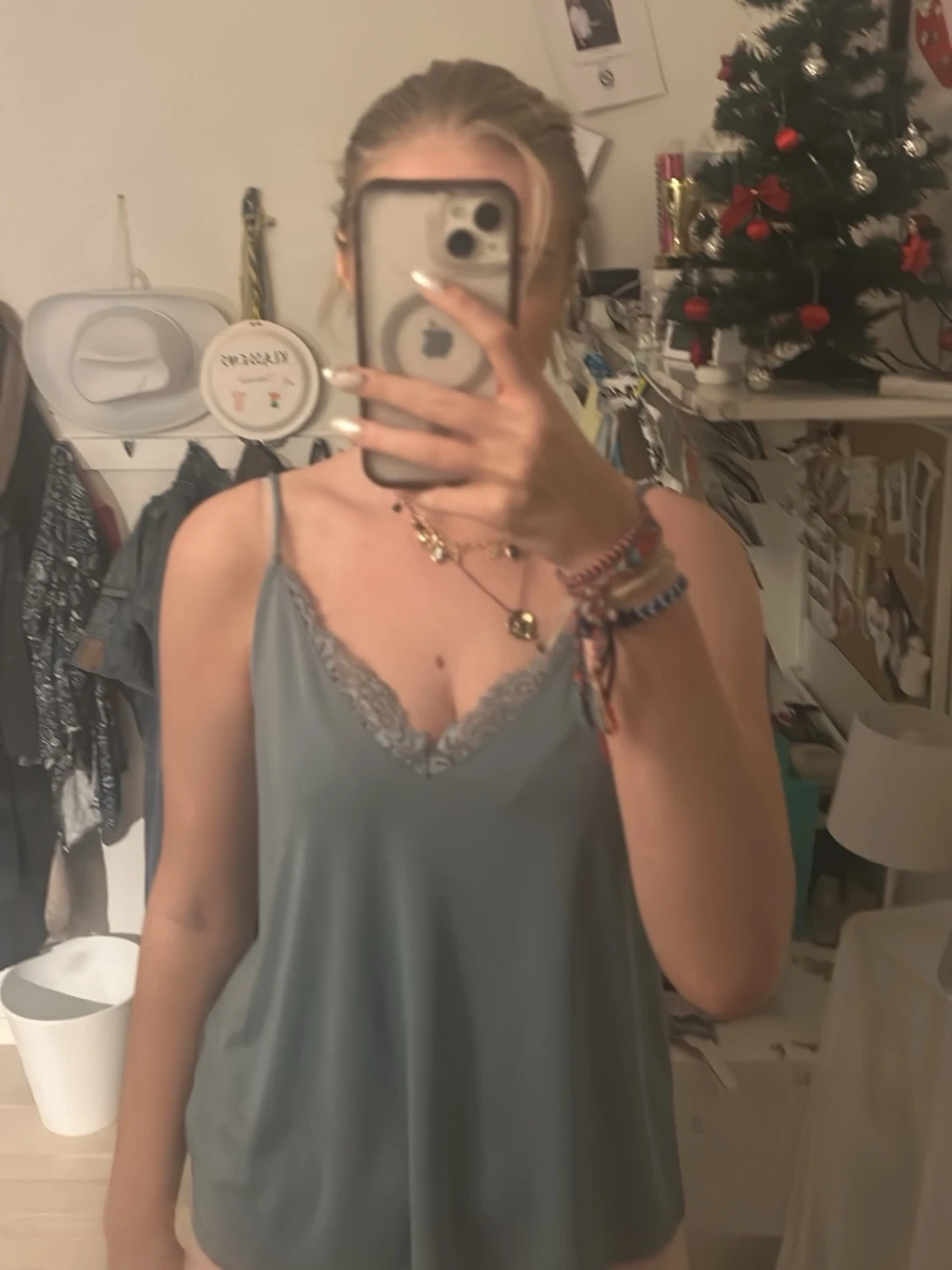 Två linnetoppar med spetsdetaljer - 1