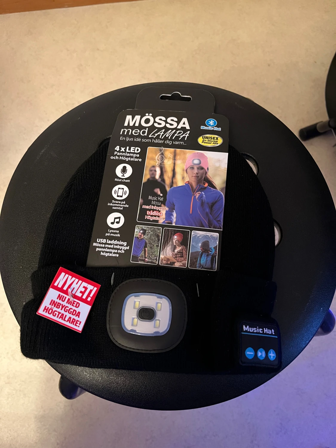 Svart mössa med LED-lampa & högtalare