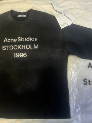 Acnestudios långarmad S - En långarmad tröja i storlek S från Acnestudios. Bra skick haft den runt 1,5 år (skick 8/10). Kommer med sin tag och kvitto (ÄKTHETSBEVIS). Passar längden 180 cm och passformen är baggy, skriv om du har någon fråga👌
