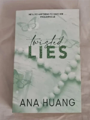 Twisted Lies av Ana Huang - Jag säljer denna populära romancebok av Ana Huang, fjärde delen i den älskade Twisted-serien. Boken är helt oanvänd och i mycket bra skick, inga skador eller märken. En populär booktok bok på engelska för bra pris! Nypris runt 200 kr.