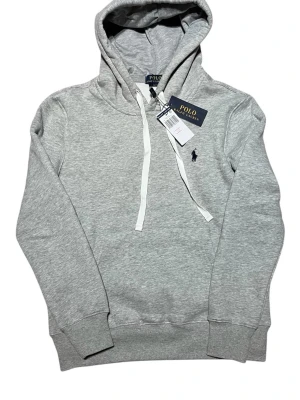Hoodie från Ralph Lauren  - Märke • Ralph Lauren                                                    Storlek • S slim fit                                                         Hoodien är helt ny aldrig använd!                              Ny pris 1300kr
