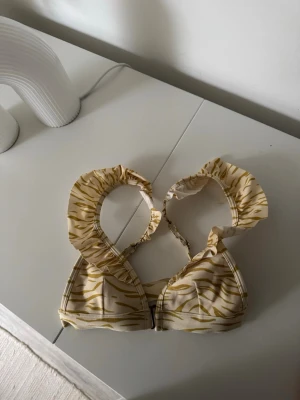 Beige och gul zebra mönstrad topp - Skit snygg  beige och gul bikini topp med zebramönster från H&M. 