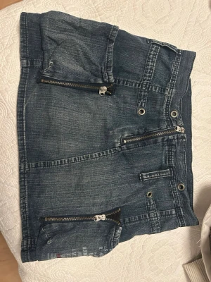 Blå jeanskjol med dragkedjor - Kjol med fickor