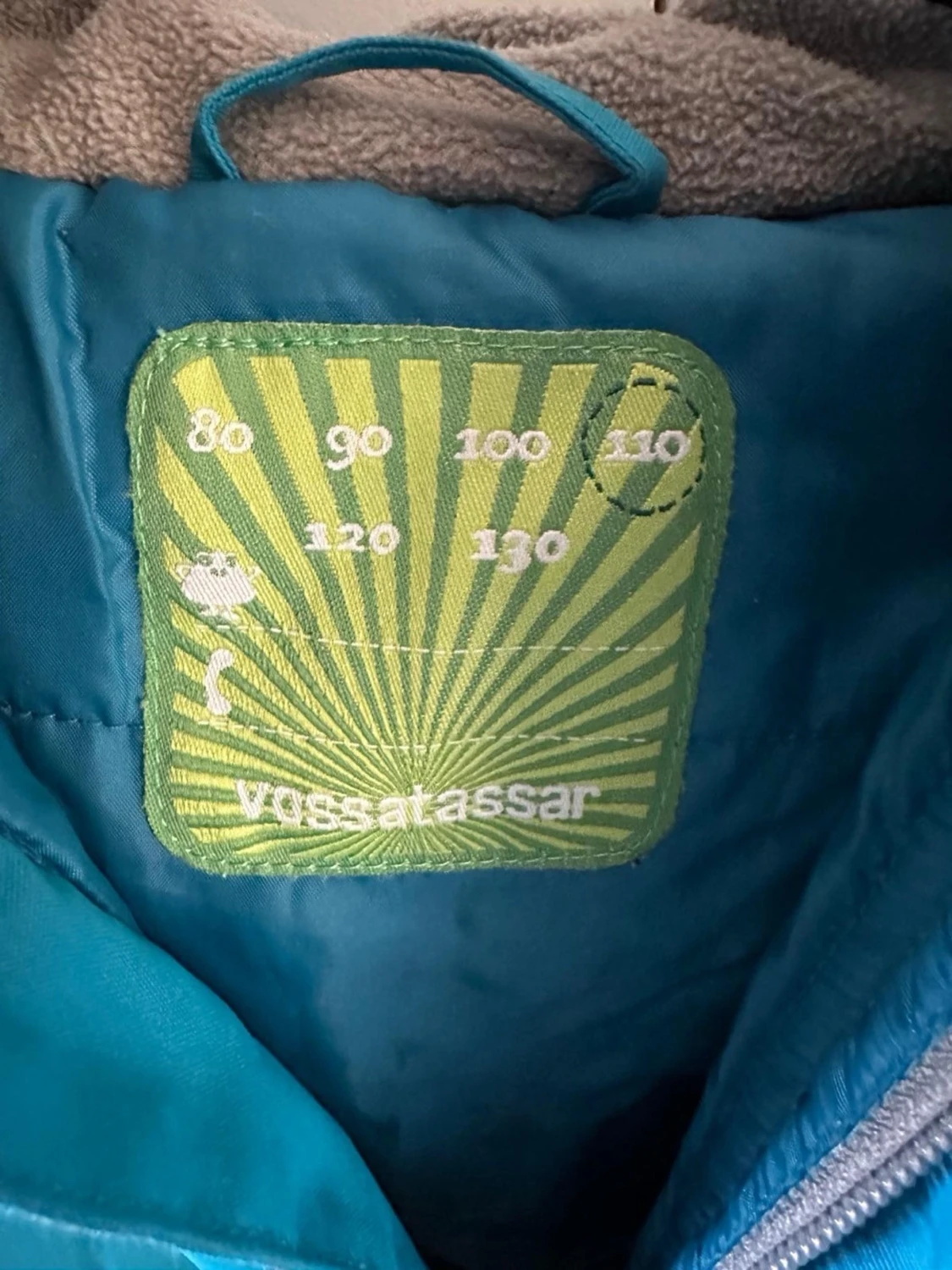 Blå vindjacka från Vossatassar