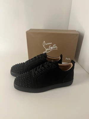 Svarta Loubs med taggar - Svarta Christian louboutins med spikar. Storlek 43. Är i superbra skick. Jag har kvitto och låda. Kom med prisförslag. Kan gå ner i pris vid snabb affär!