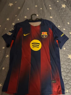 Barcelona tröja i storlek M.  - Barca tröja som funkar att ha på sig med allt. Den är skön att ha på sig.snygg och är en av de finaste tröjorna. Tröjan går att ha för både män och kvinnor.