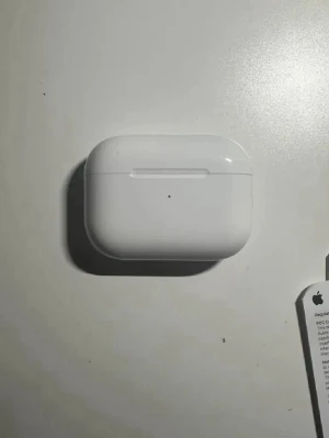 AirPods Pro - Apple AirPods Pro i fint skick, komplett med originalförpackning, laddningsetui, och dokumentation. Trådlösa hörlurar med aktiv brusreducering och hög ljudkvalitet. Inga synliga defekter eller större slitage. Perfekt för musik, samtal och träning.Du får med allt skrivet använda knappt ca 5 gånger