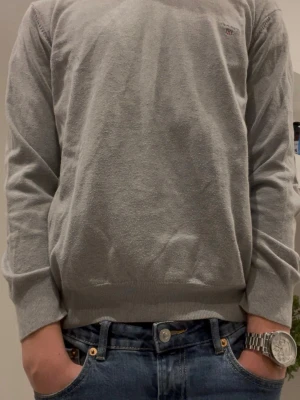 Gant tröja - Hej! Jag säljer min grå, finstickade GANT tröja.🙌Skicket är bra. Några yttre smutsskador finns men är inte särskilt synliga. Tröjan är i storlek 158/164, men passar också till storlek XS. Hör av dig vid några som helst funderingar!🤗