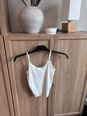 Vit linnetopp från H&M - Säljer en enkel och fräsch vit linnetopp från H&M. Storlek 158/164, den är ribbad! 