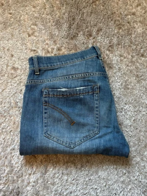 Dondup george - Dondup jeans | Riktigt feta och populära jeans | Skick= 9,5/10 | nypris= 4000 kr | vårt pris= 749 kr | Hör av dig vid minsta fundering!