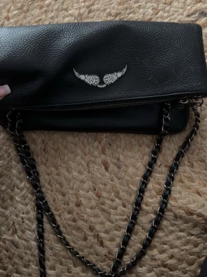 Zadig väska svart - Säljer en svart zadig volataire väska i superbra skick, köpt här på plick, både kort och lång kedja tillkommer💓