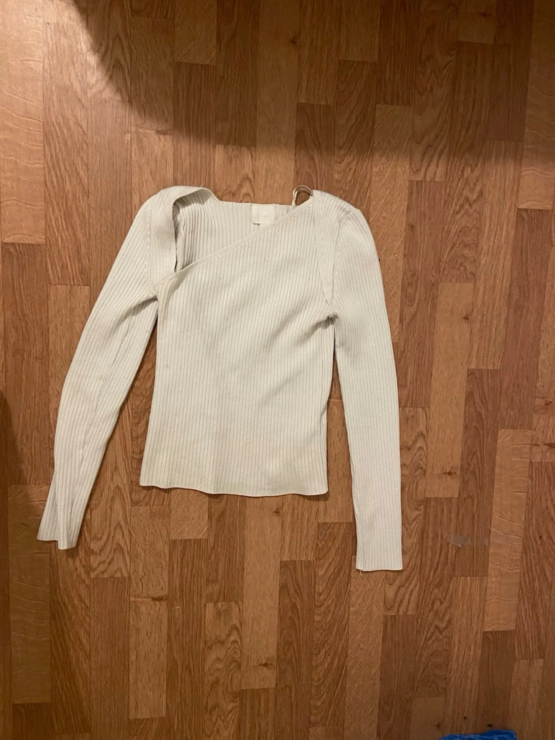 Vit ribbad oneshoulder topp från H&M - 2