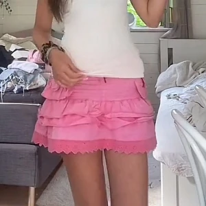 Rosa volangkjol - Från guess, köpt på en marknad i Italien