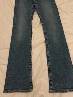 Blå bootcut jeans från Gina Tricot - jag säljer dessa superfina jeans från gina young! storlek 164💗