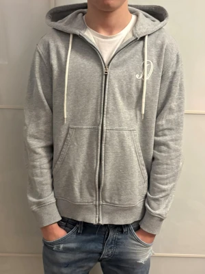 Dobber hoodie - Säljer en hoodie från märket Dobber i fint skick, Skriv vid funderingar