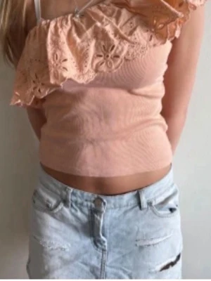 Persikofärgad omlott tubtopp med volang - Superfin persikofärgad tubtopp med bred volang. Säljer för att den inte kommer till andvändning. Hör av dig för fler frågor/bilder 💕