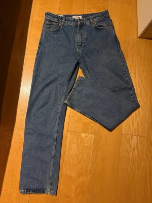 Mörkblå jeans - Säljer ett par mörkblåa jeans i väldigt fint skick, nästan aldrig använda. Dom är storlek 33 i midjan men känns mer som 32.